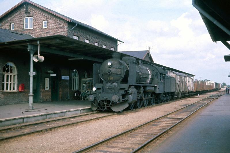 R 946 med mindre godstog - 1961 Bm - AK/OMJK foto